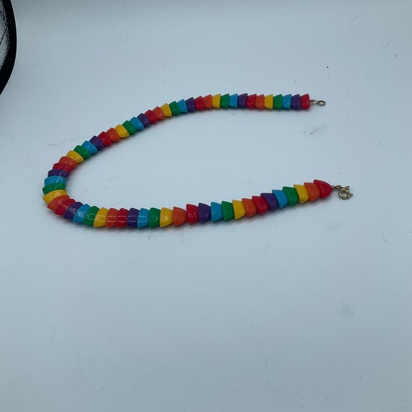 “RAINBOW COLOURED BEAD” VINTAGE PLASTIC CHOKER STYLE NECKLACE. - Picture 3 of 9